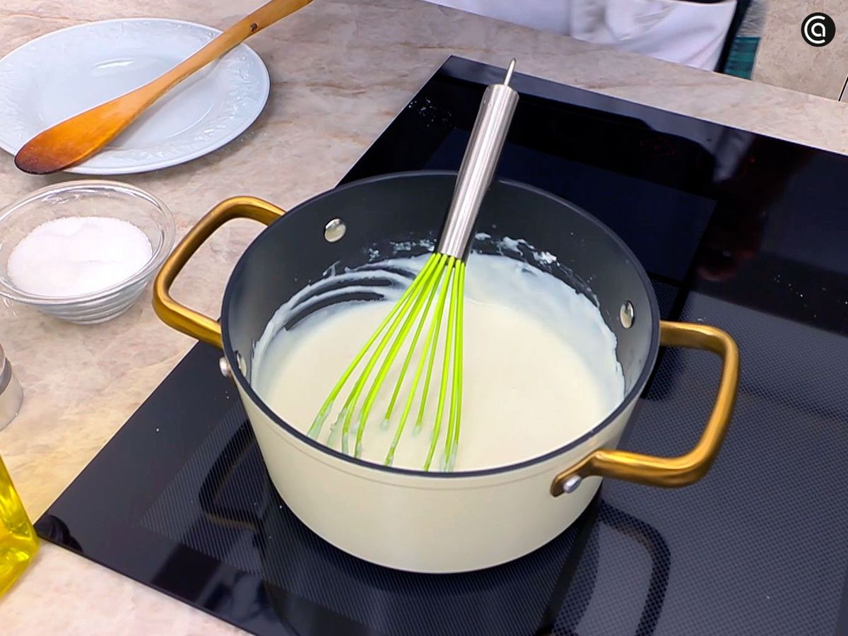 Bechamel para los huevos a la reina con champiñones y jamón