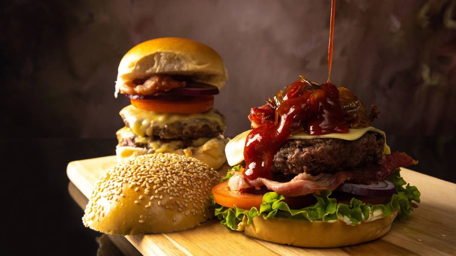 El ketchup es el condimento clásico por excelencia en hamburguesas.