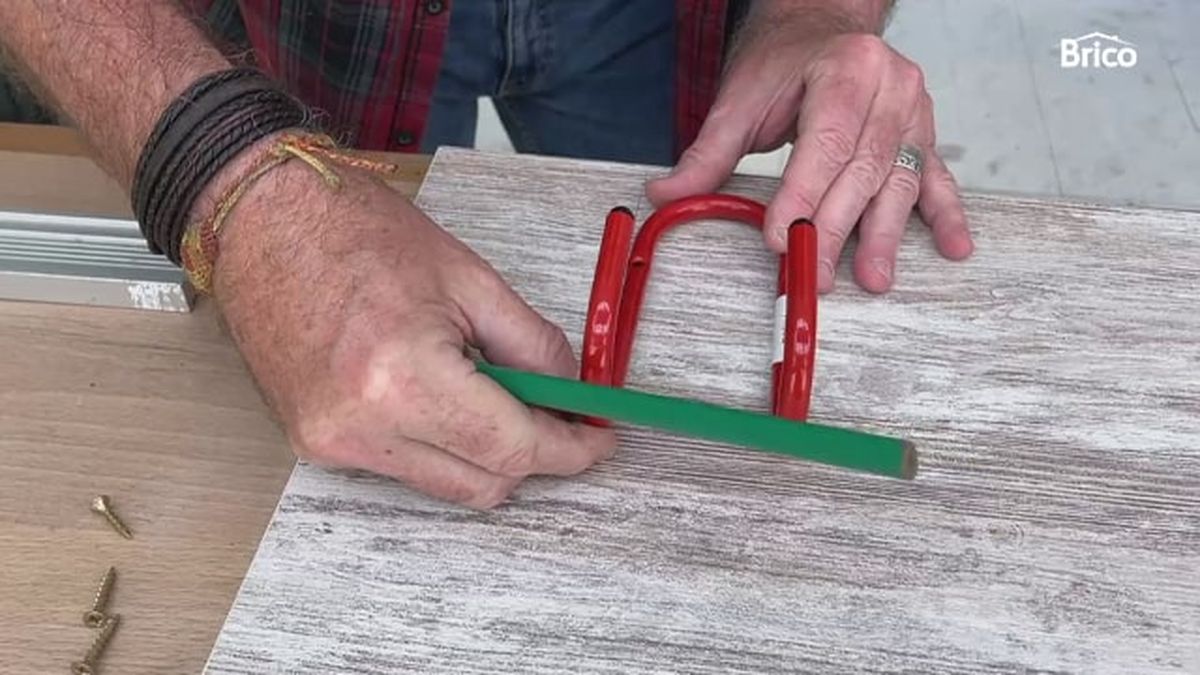 Hacer una mesa colgante para el balcon paso 7