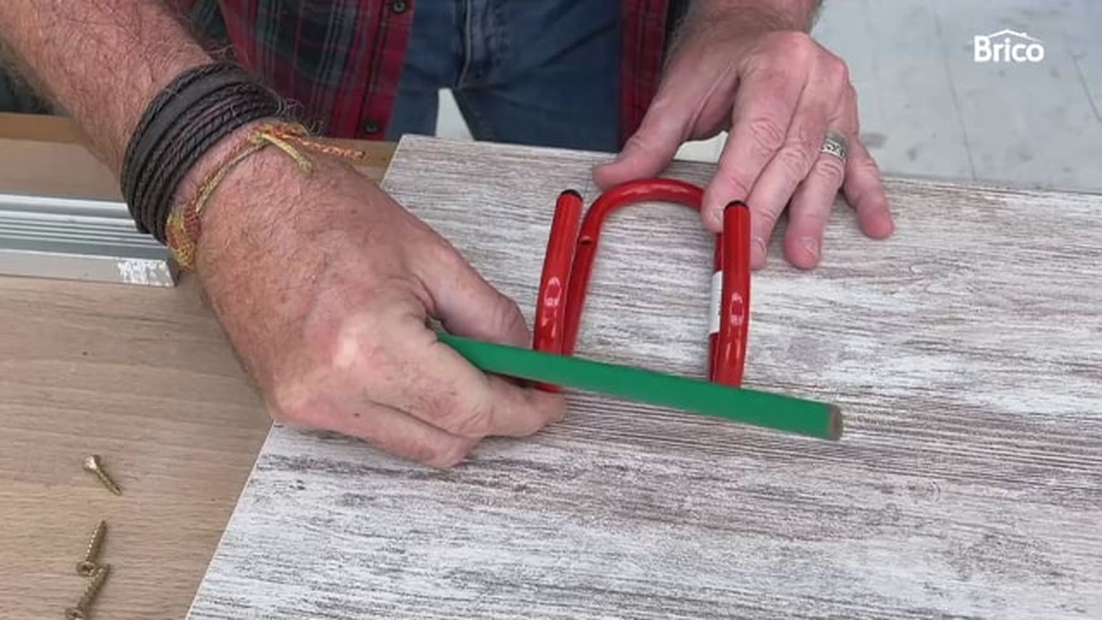 Hacer una mesa colgante para el balcon paso 7 Hacer una mesa colgante para el balcon paso 7