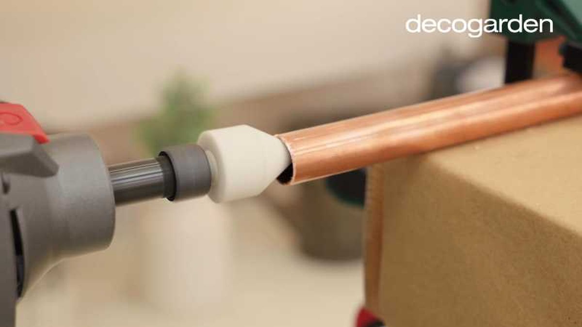 Paso dos para hacer un revistero casero.