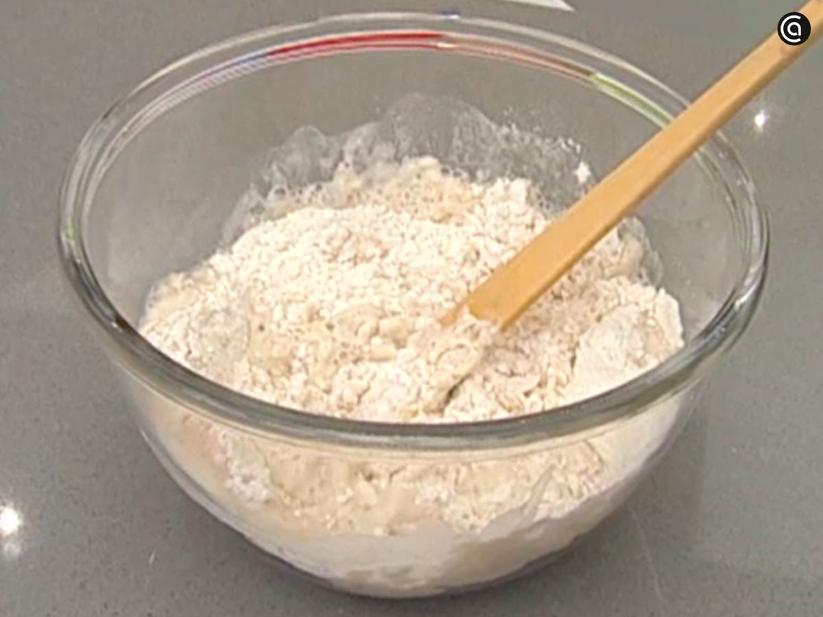 Mezcla los ingredientes, amasa y deja reposar la masa