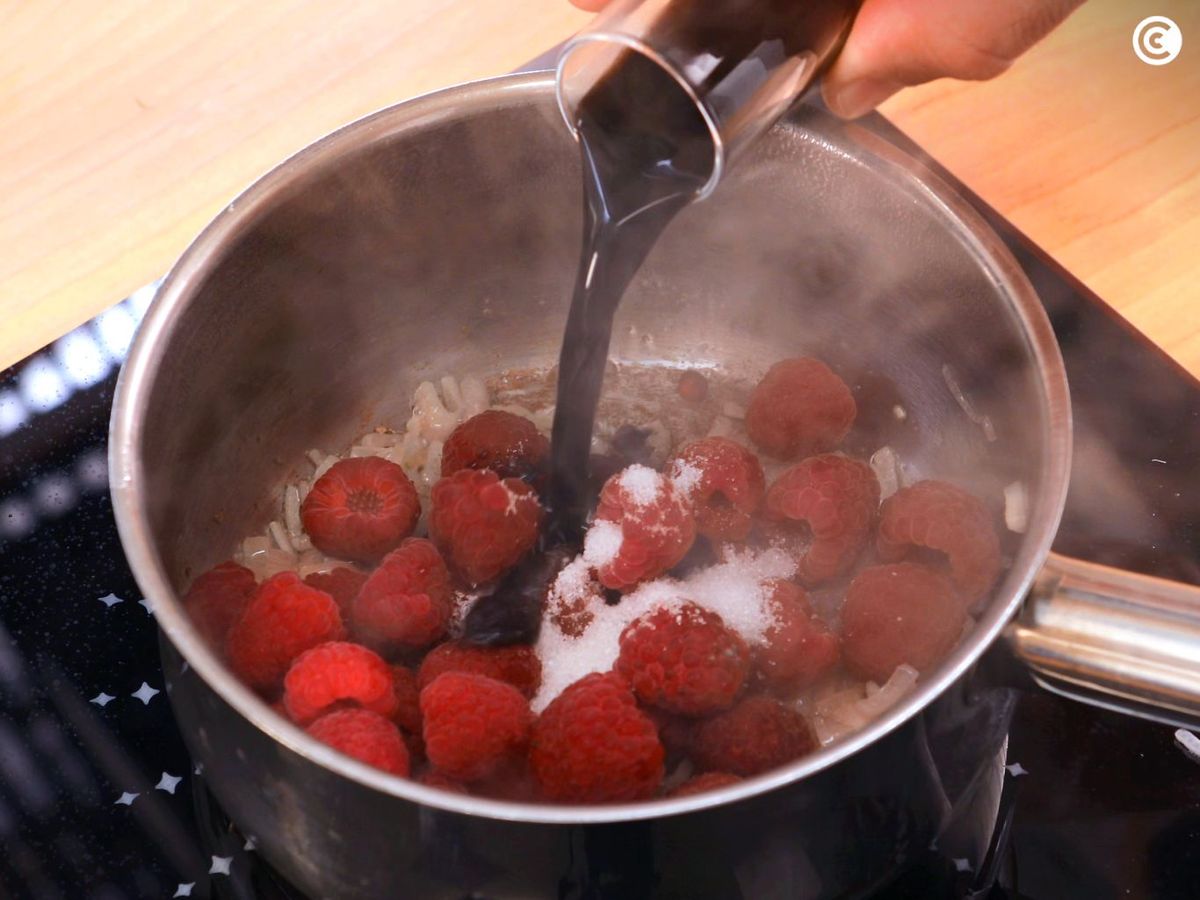 Añadir las frambuesas, el azúcar y el vinagre para hacer la salsa