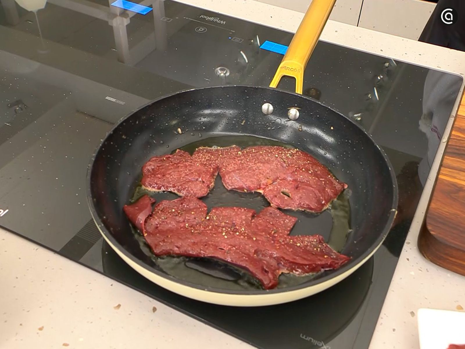 Fríe los filetes de hígado de ternera en una sartén Fríe los filetes de hígado de ternera en una sartén