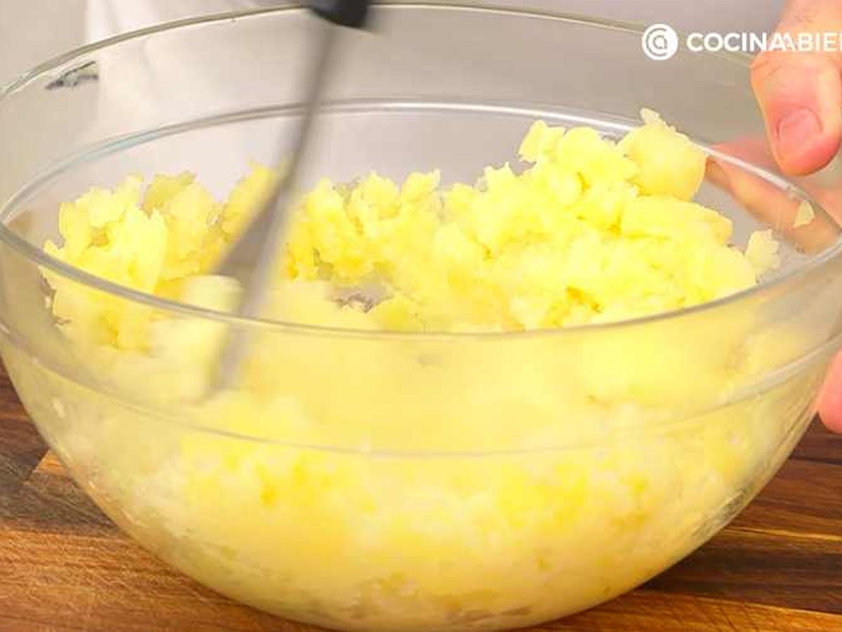 Maja las patatas cocidas