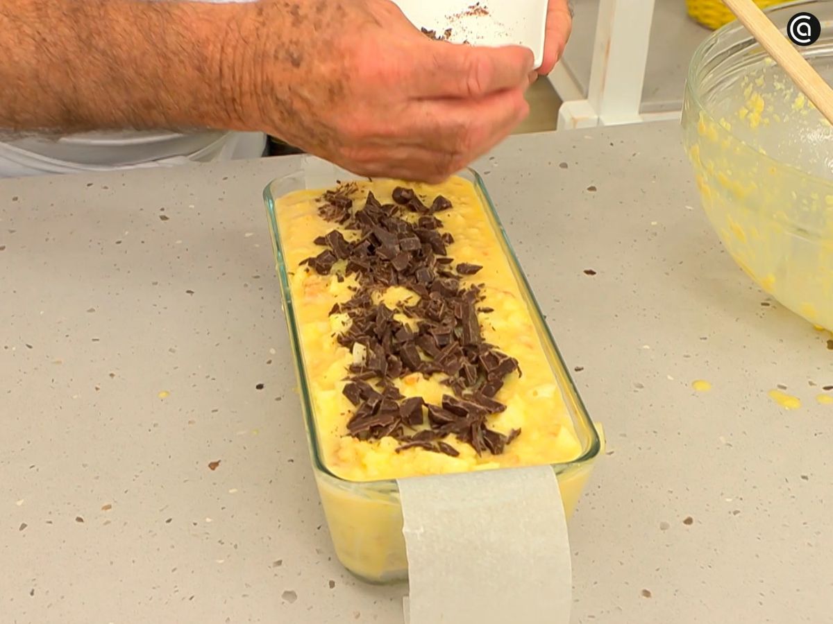 Coloca la masa en el molde, reparte el chocolate picado y hornea