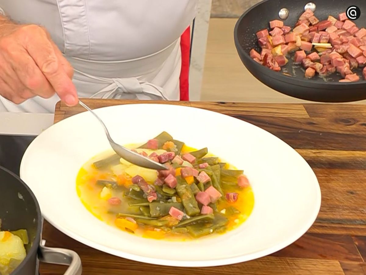 Acompaña el guiso con el salteado de jamón y ajo