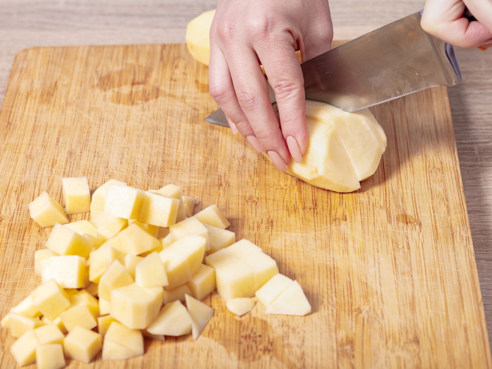 Cortar la patata en dados da como resultado una tortilla más firme y con más cuerpo. Cortar la patata en dados da como resultado una tortilla más firme y con más cuerpo.