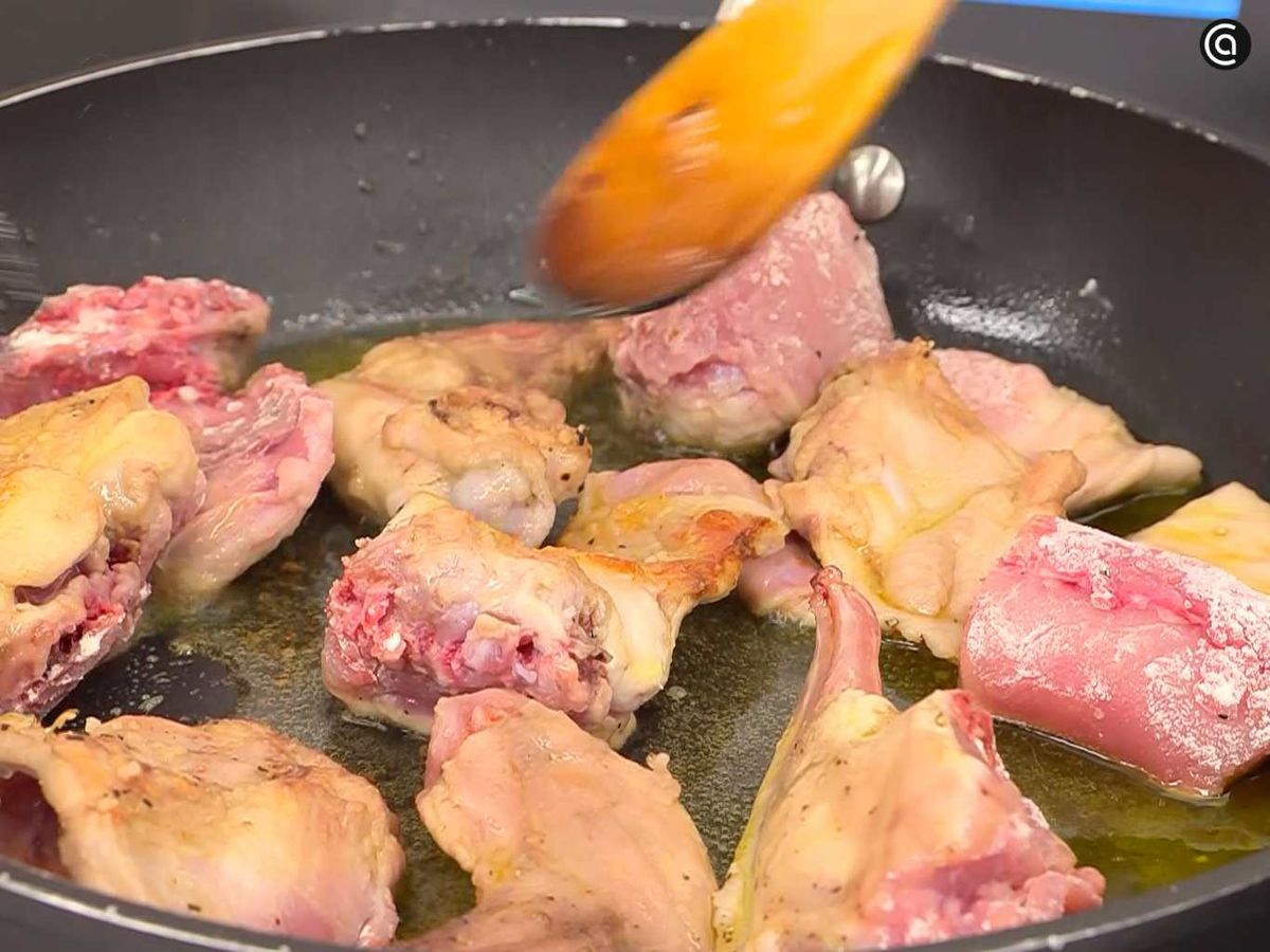 Sella los trozos de conejo