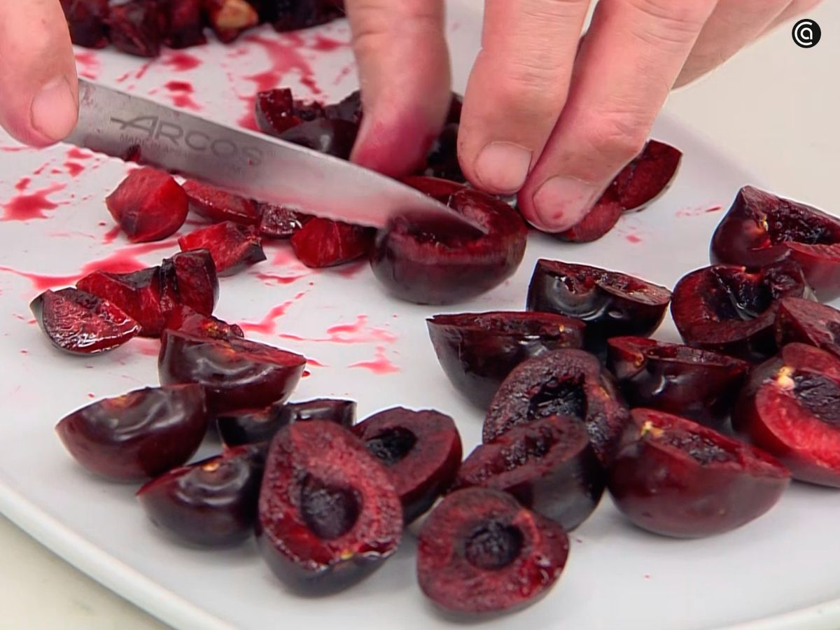 Corta las cerezas en dados