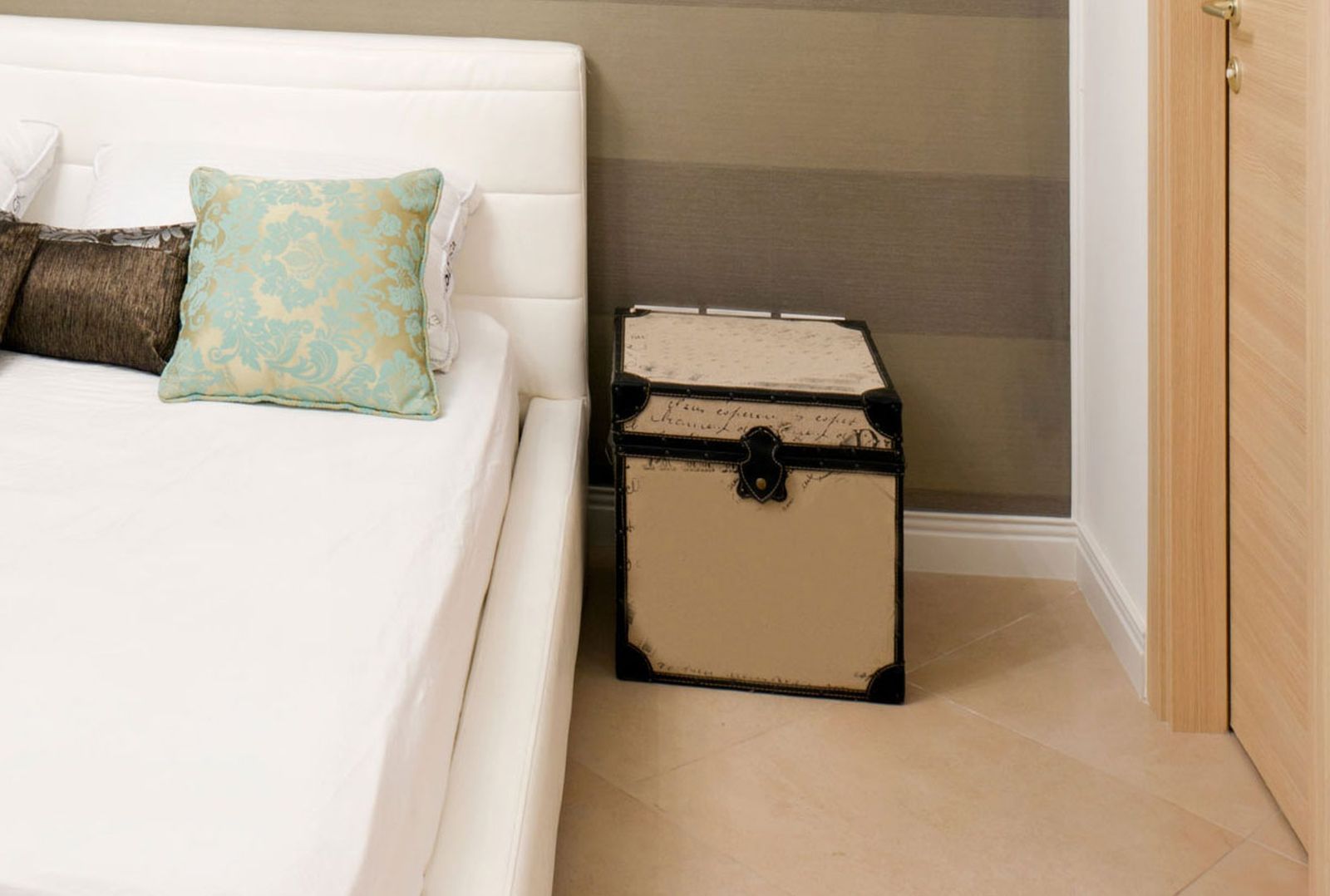 Dormitorio con líneas horizontales mesitas Dormitorio con líneas horizontales mesitas