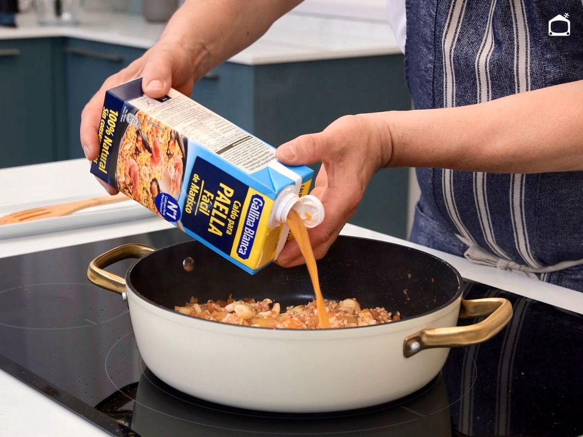 Cubre el arroz con el caldo