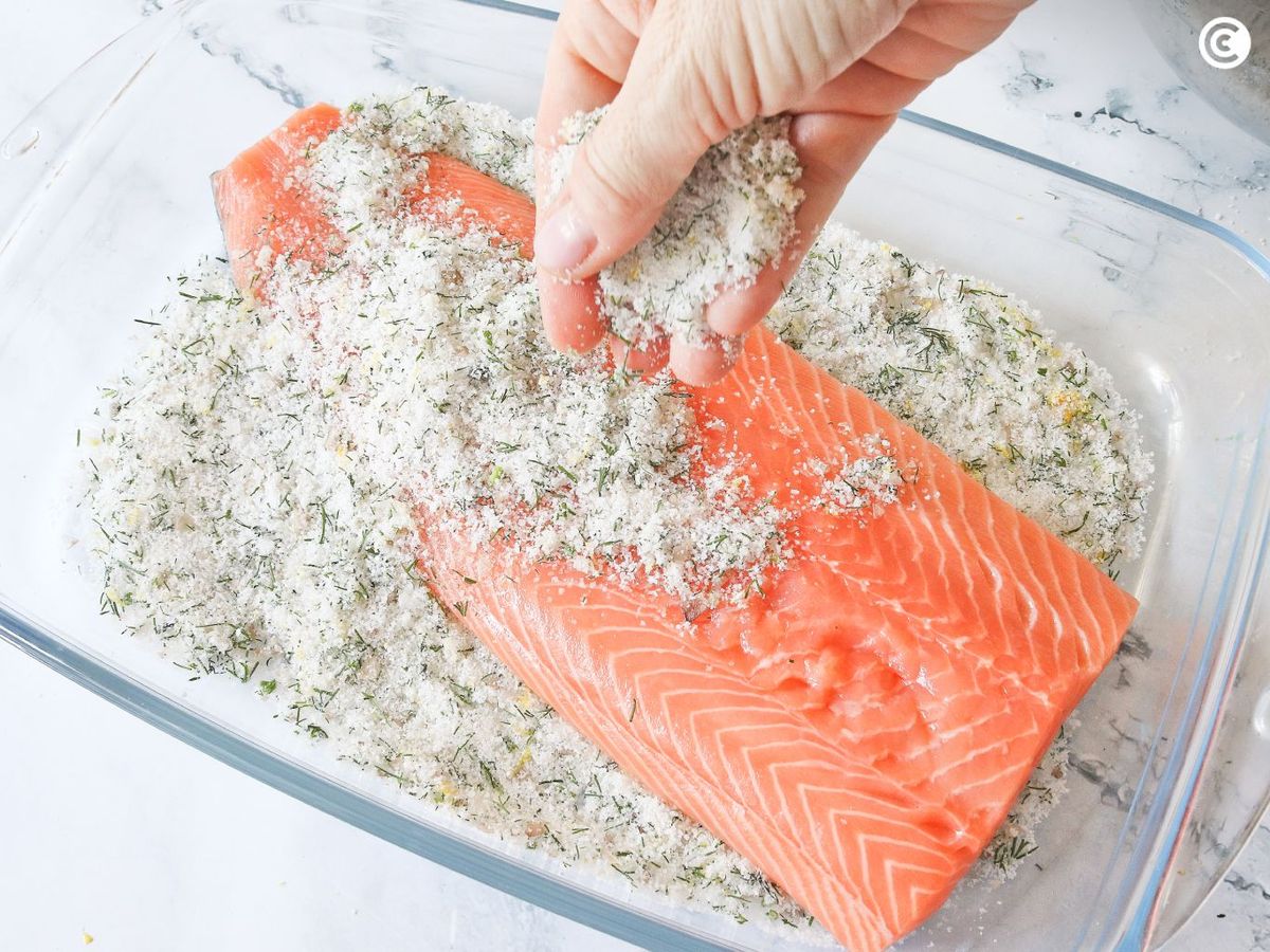 Cubrir el salmón con la mezcla de azúcar y sal