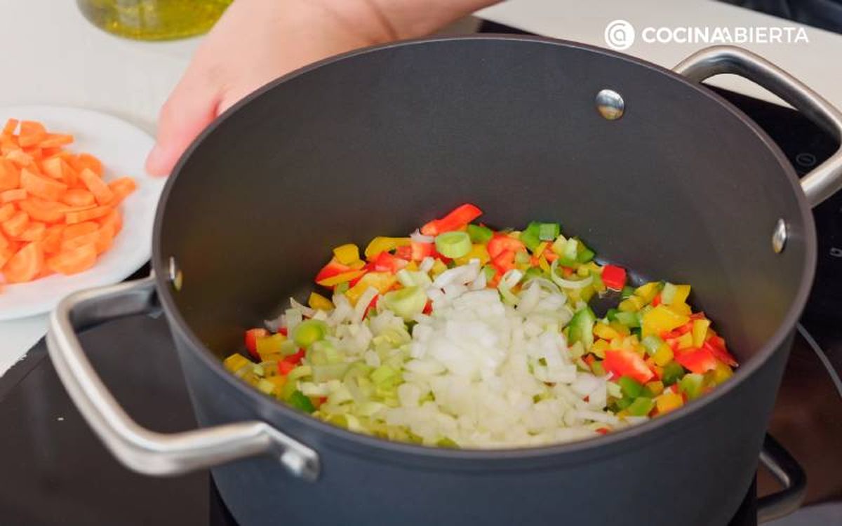 Cocina el sofrito de verduras en la cazuela