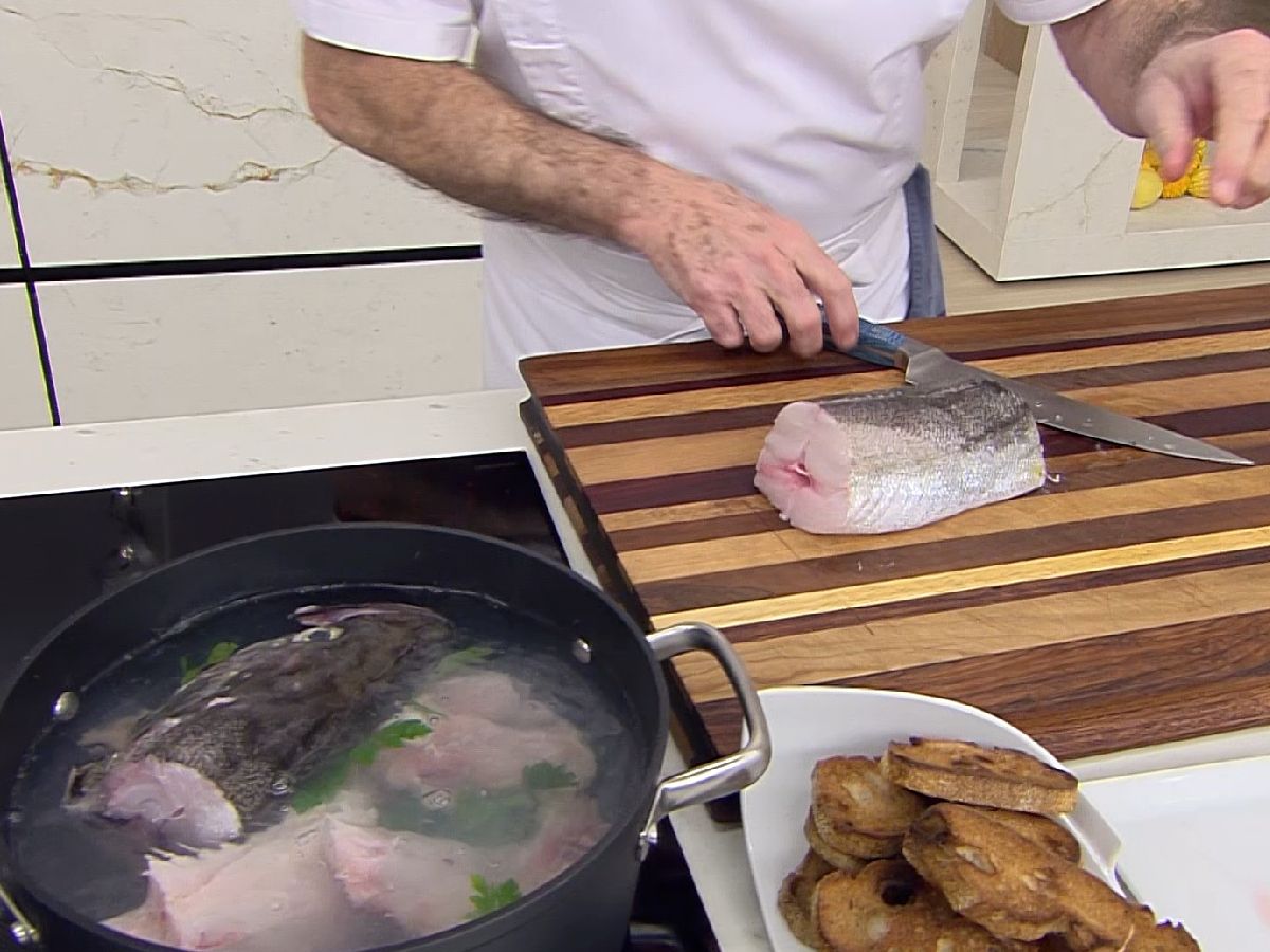 Prepara el caldo con el pescado y el marisco en una cazuela