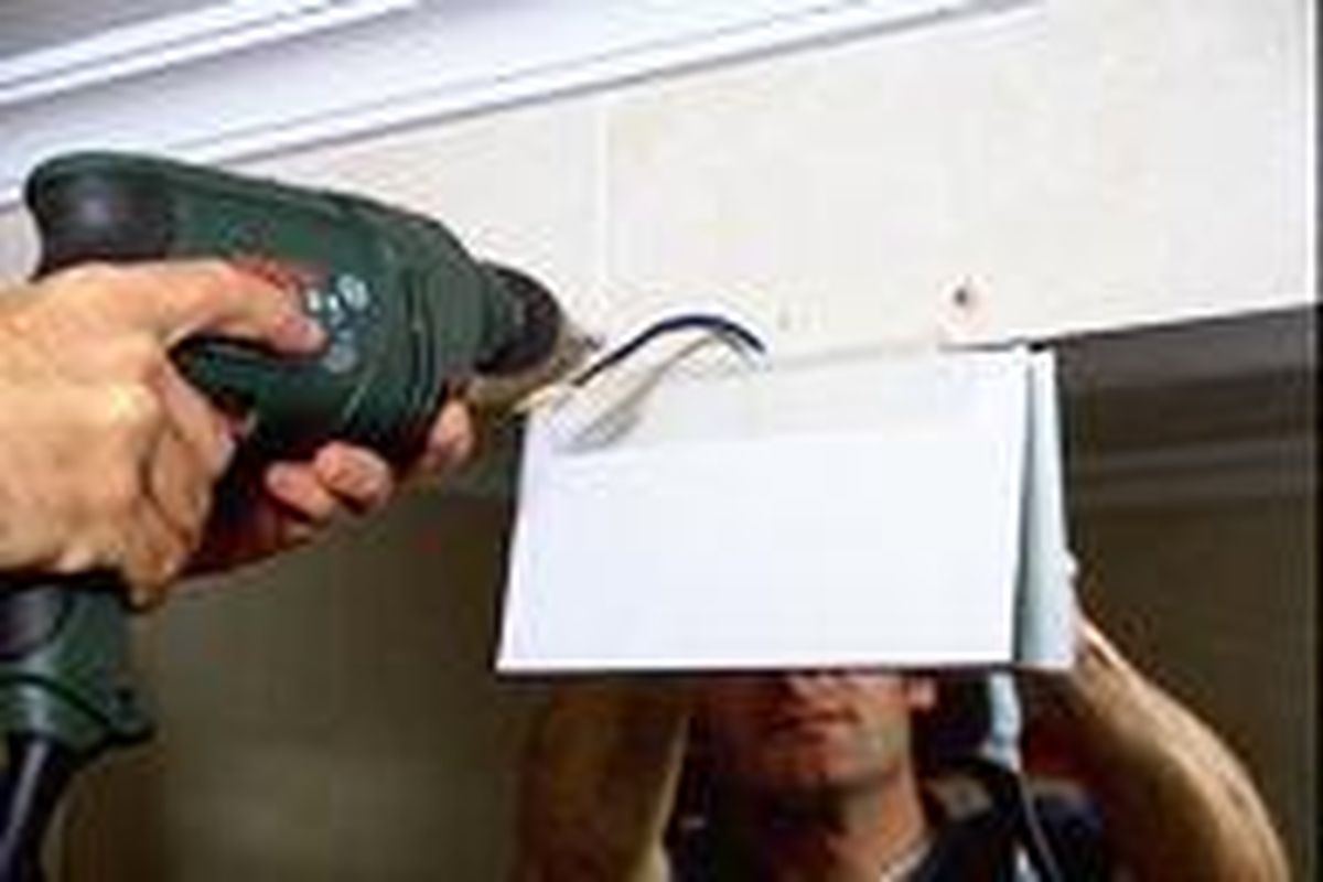 Instalar un aplique en el baño paso 4