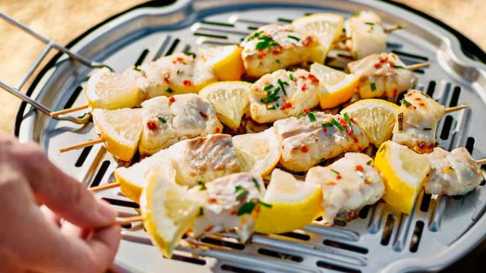 Brochetas en una barbacoa