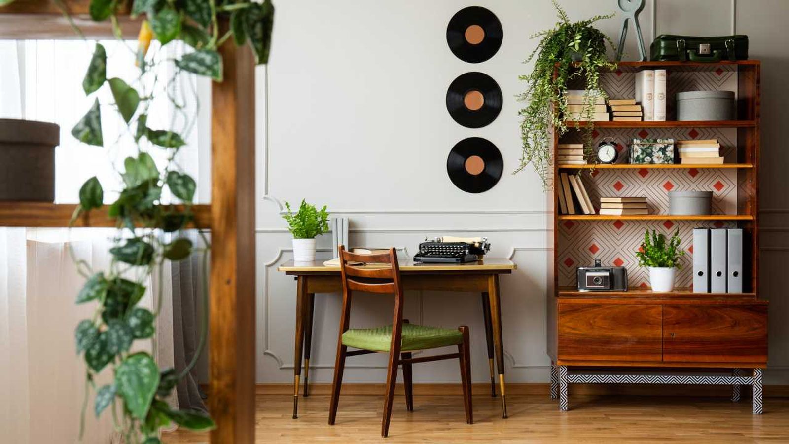 Estudio con decoración de estilo newstalgia.