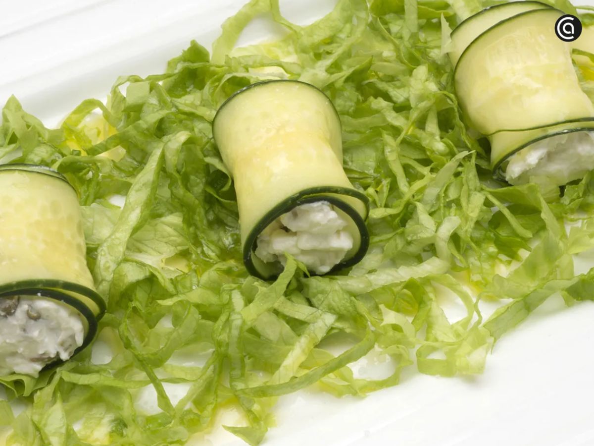 Aperitivo exprés: láminas de pepino con crema de queso y alcaparras.