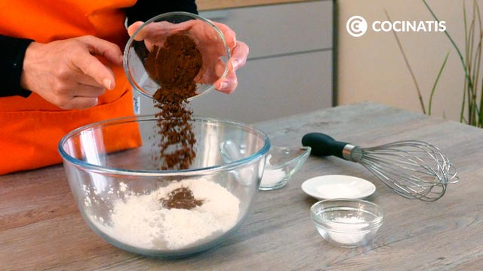 Incorpora el cacao a la harina Receta de tortitas de chocolate paso 1