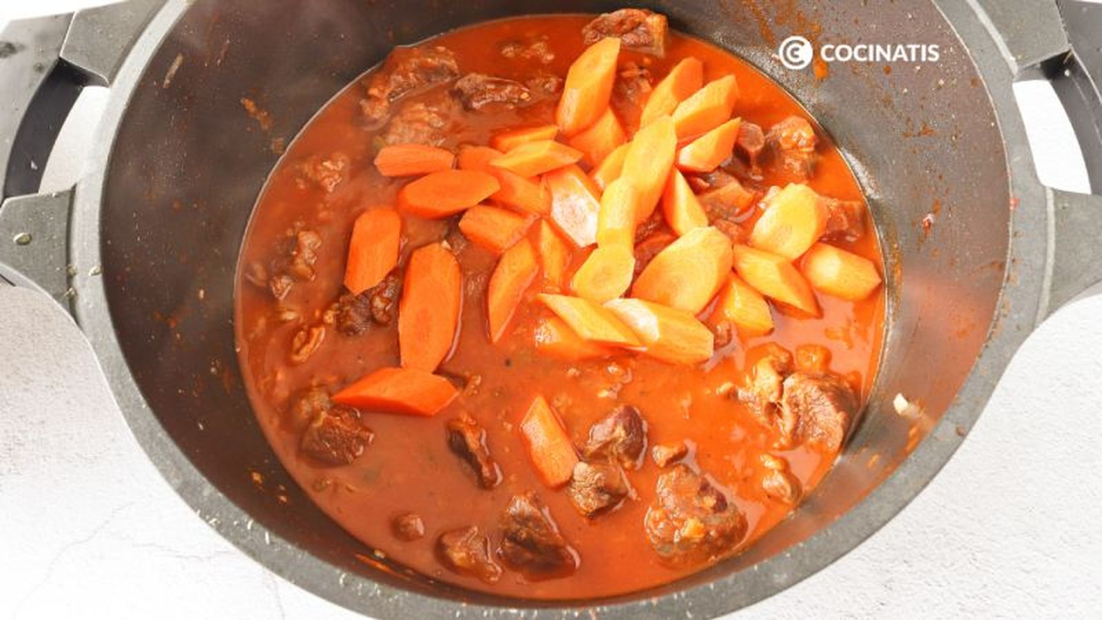 Añadimos las zanahorias en rodajas gruesas al guiso Añadimos las zanahorias en rodajas gruesas al guiso