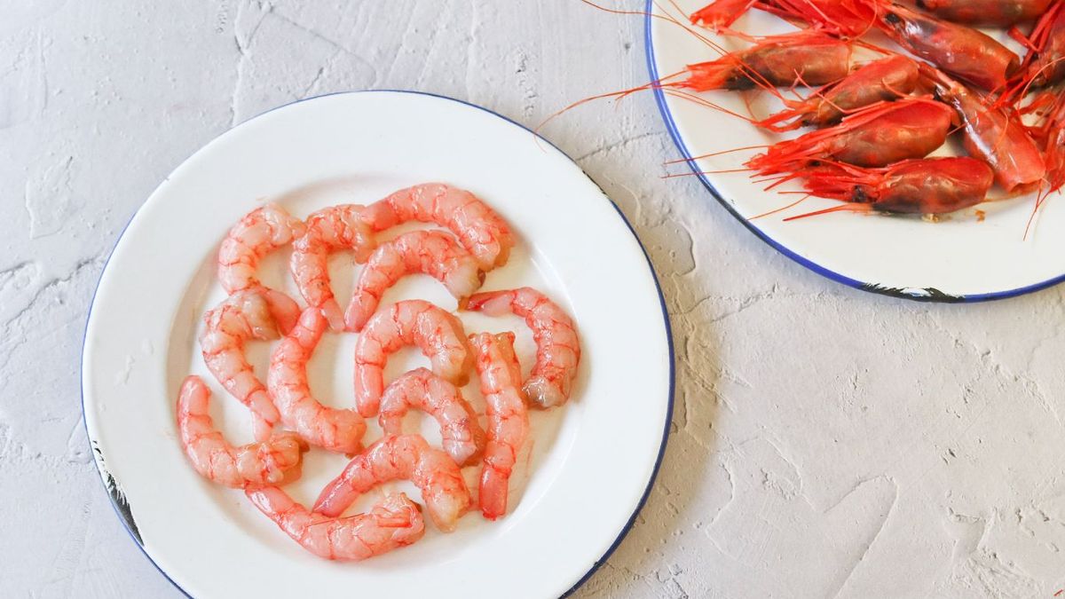 Gambas rojas peladas y cabezas reservadas
