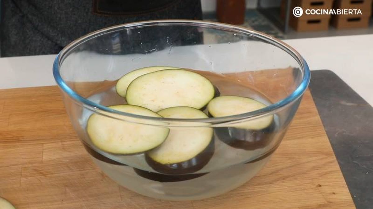 Pon a remojo las rodajas de berenjena