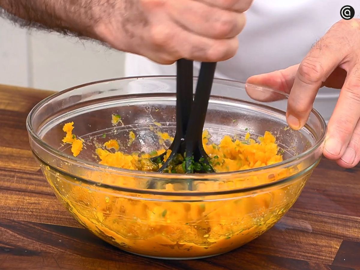 Prepara el puré de boniato que acompañará las lentejas