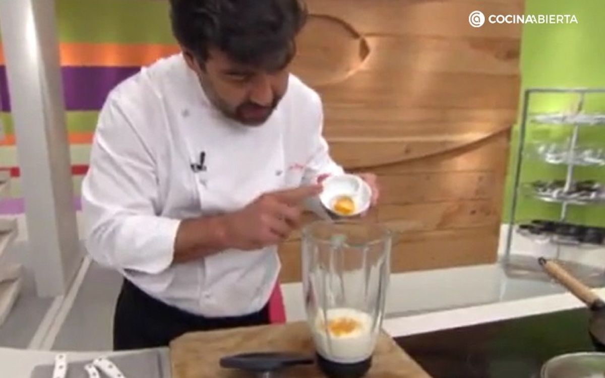 La cúrcuma le aporta color, sabor y propiedades antioxidantes al lassi de mango