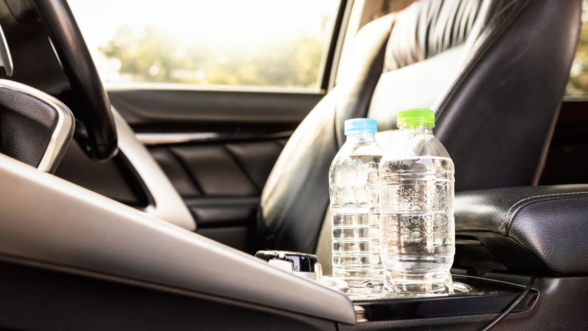 En el coche guarda las botellas de plástico a la sombra