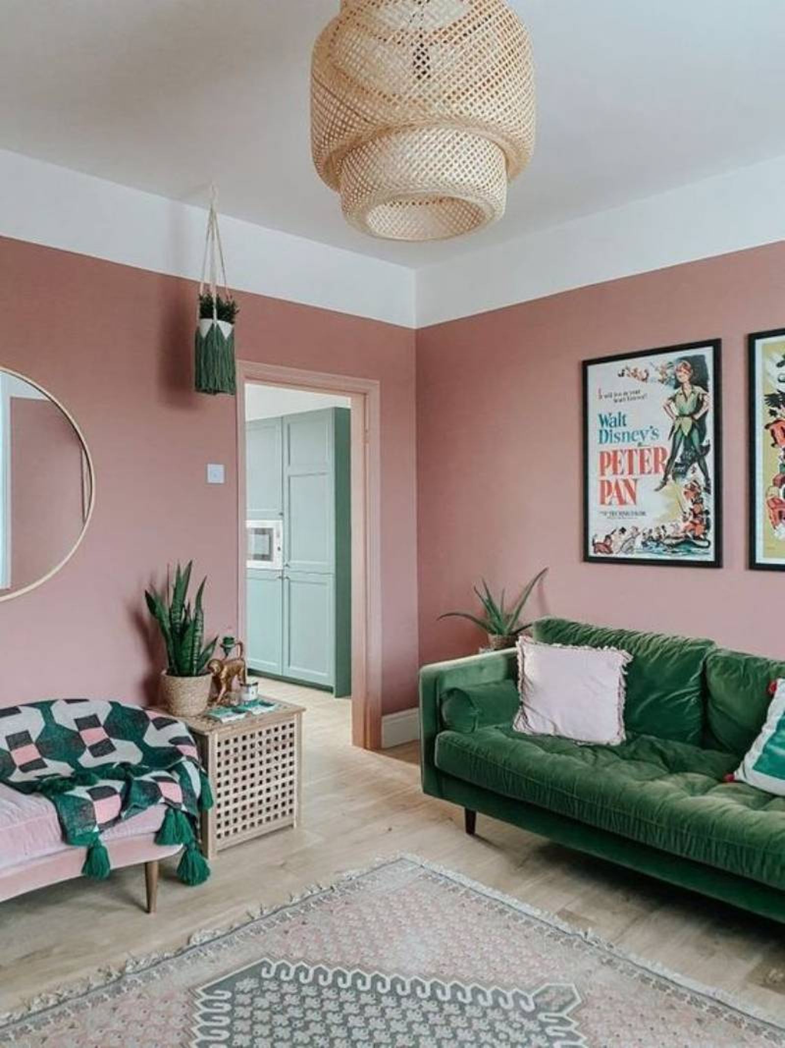 Salón rosa y verde con lámina de Peter Pan en la pared. Salón rosa y verde con lámina de Peter Pan en la pared.