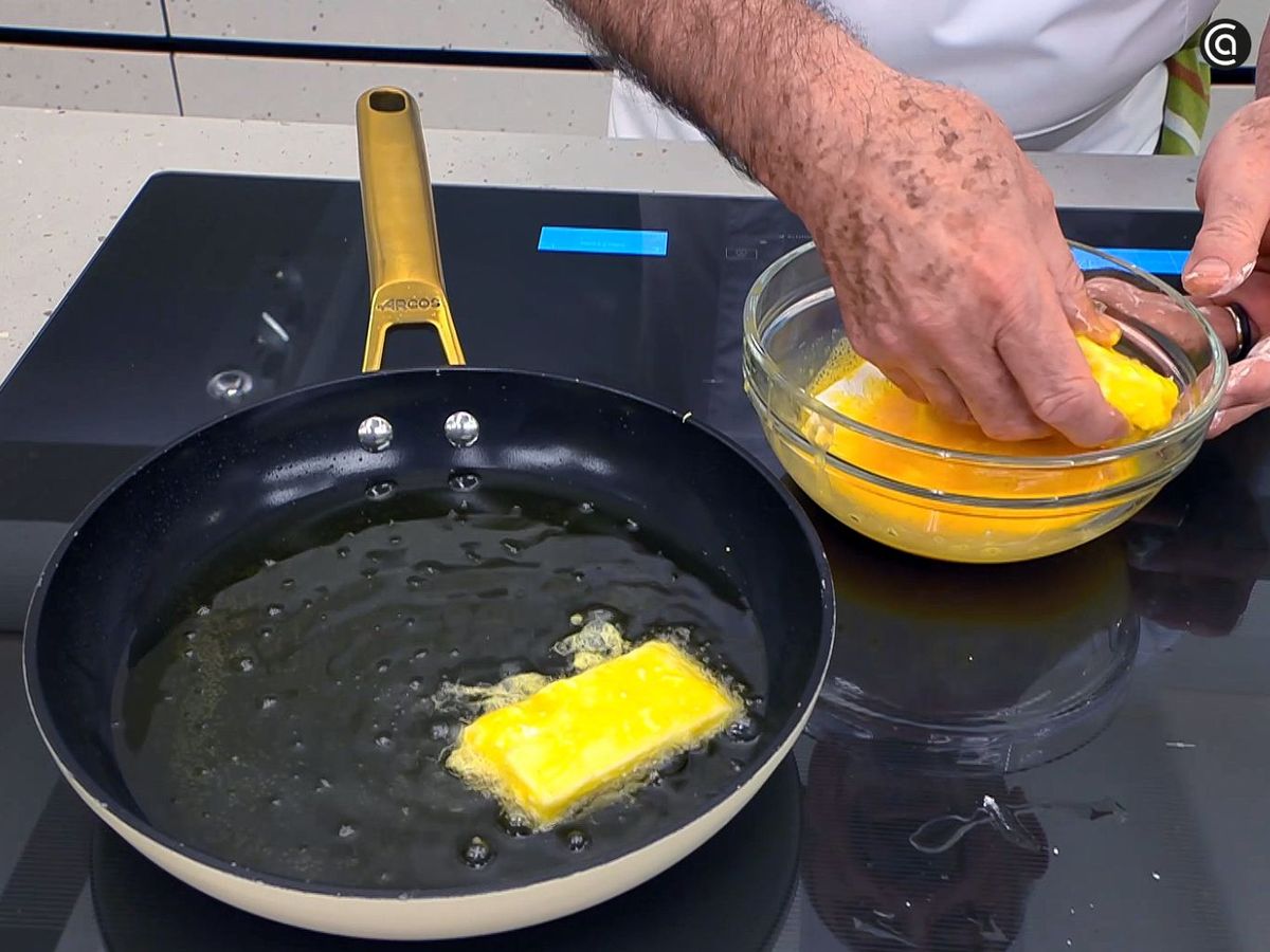 Fríe la leche frita con chocolate blanco en abundante aceite caliente