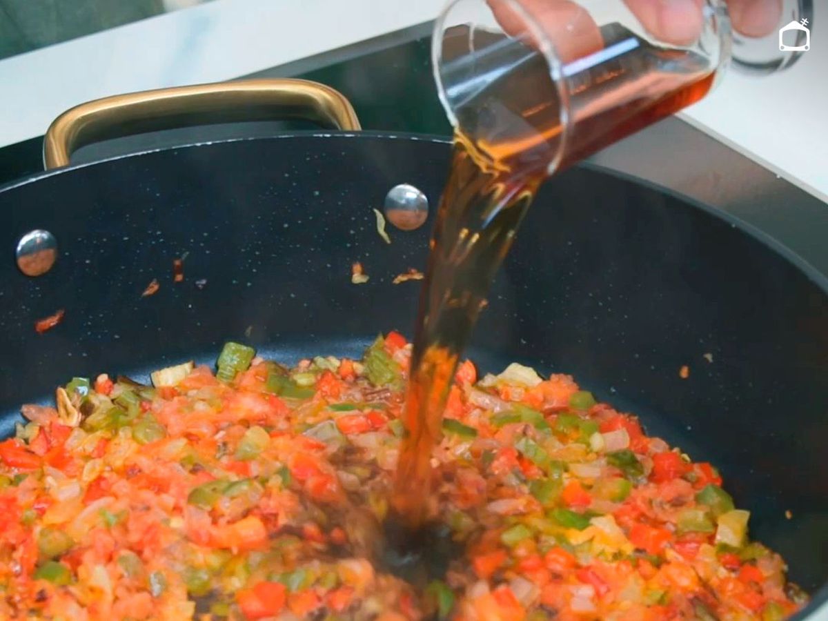 Agrega el brandy al arroz caldoso con gambas