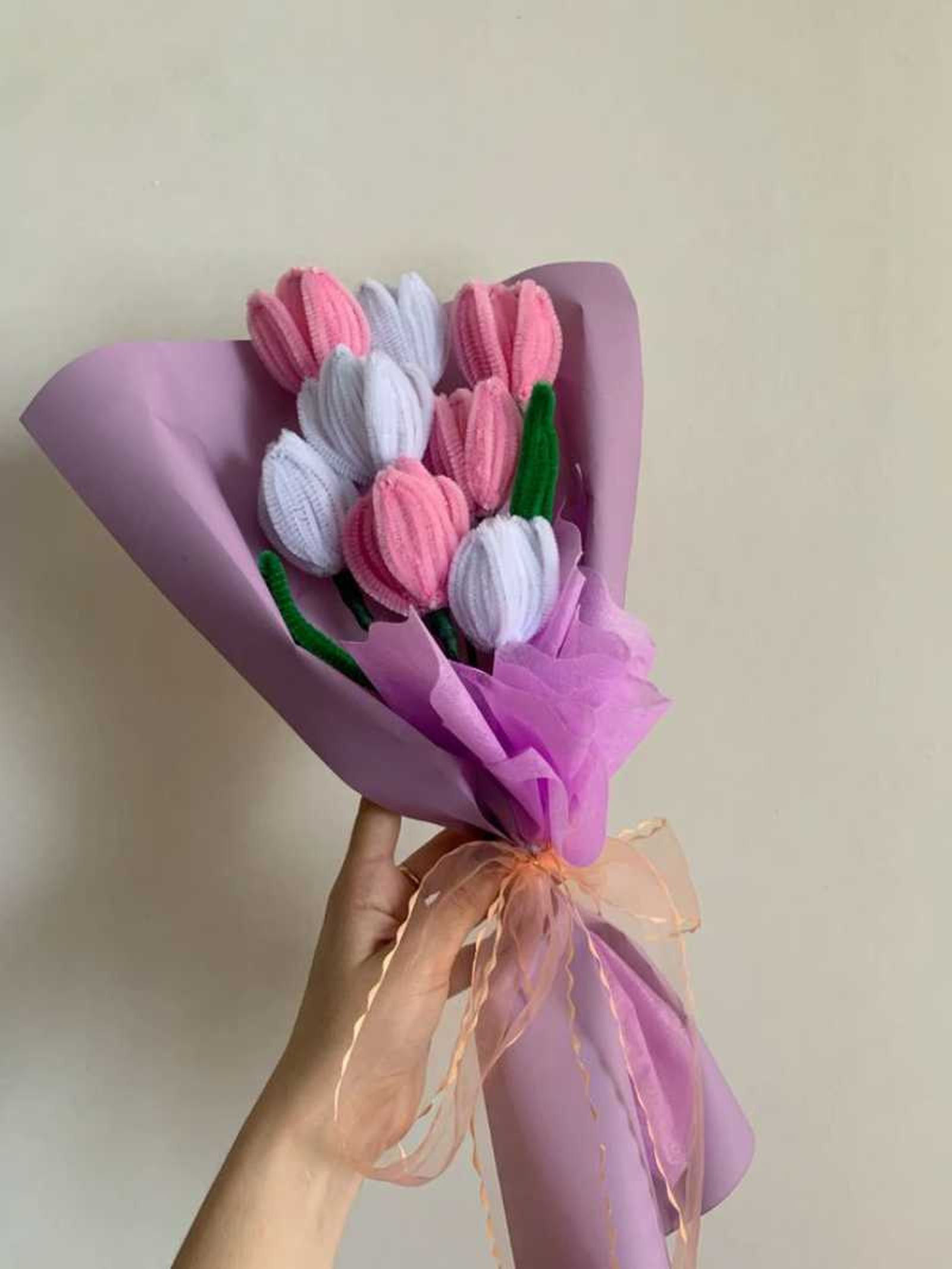 Ramo de tulipanes blancos y rosas hechos con limpiapipas. Ramo de tulipanes blancos y rosas hechos con limpiapipas.
