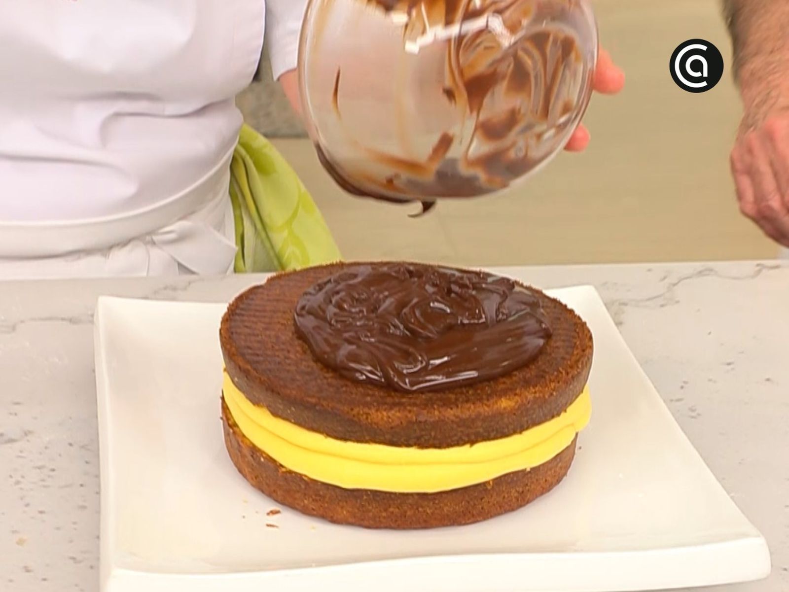 Cubre el bizcocho con la ganache de chocolate Cubre el bizcocho con la ganache de chocolate