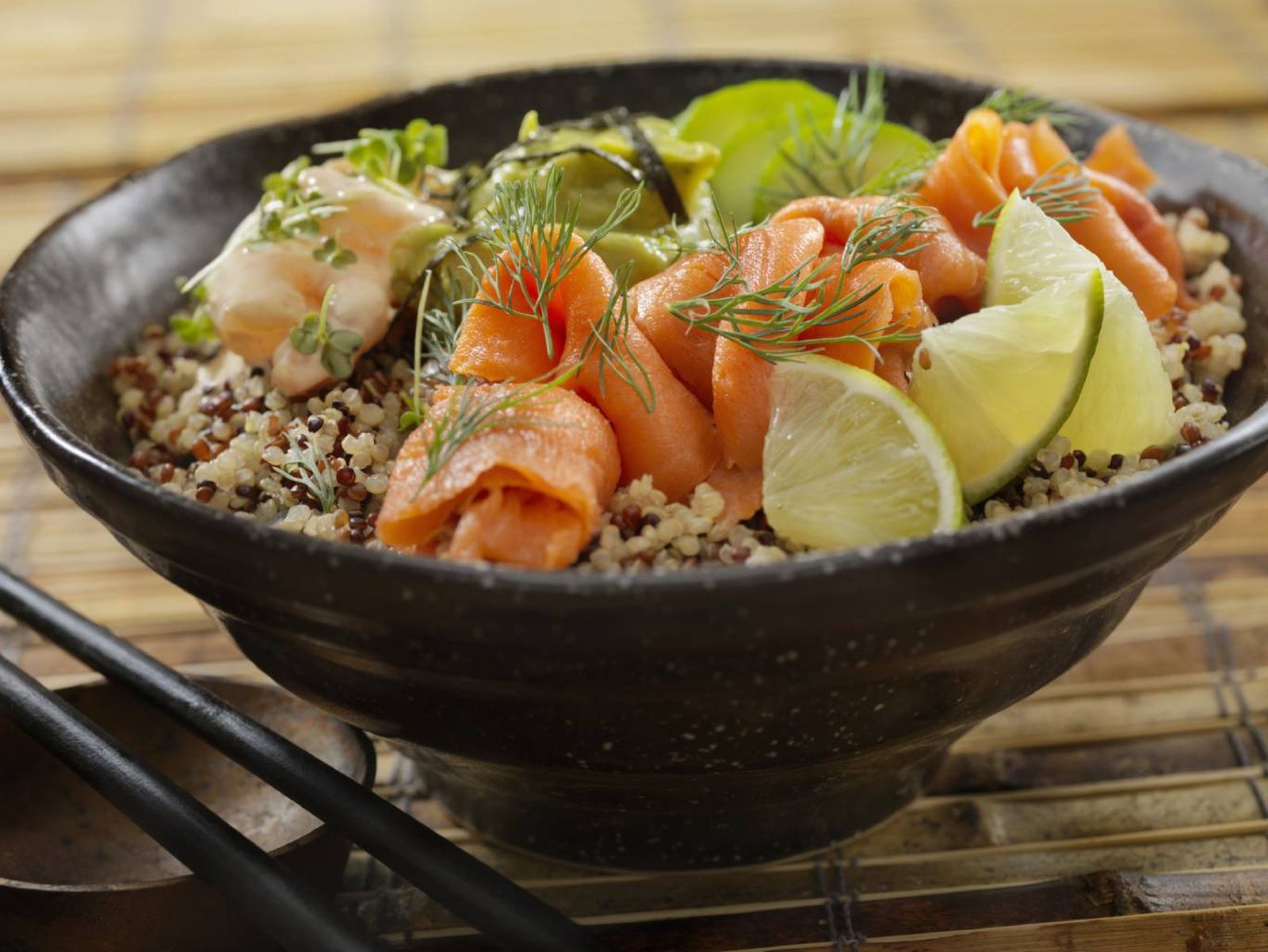 Un poke bowl nutritivo con base de quinoa, salmón marinado, crema picante y lima. Un poke bowl nutritivo con base de quinoa, salmón marinado, crema picante y lima.