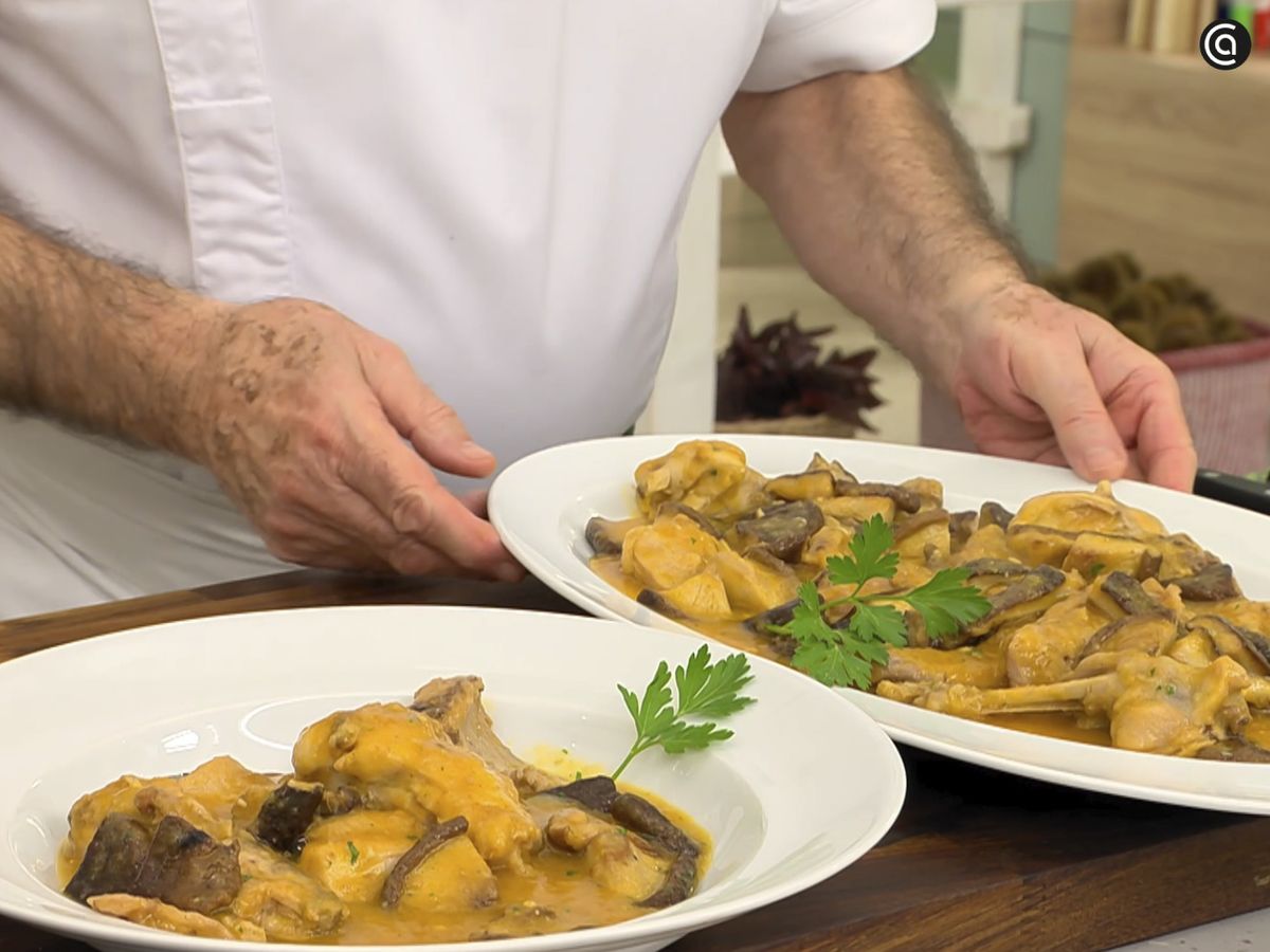 Decora el guiso de conejo con setas con una hoja de perejil