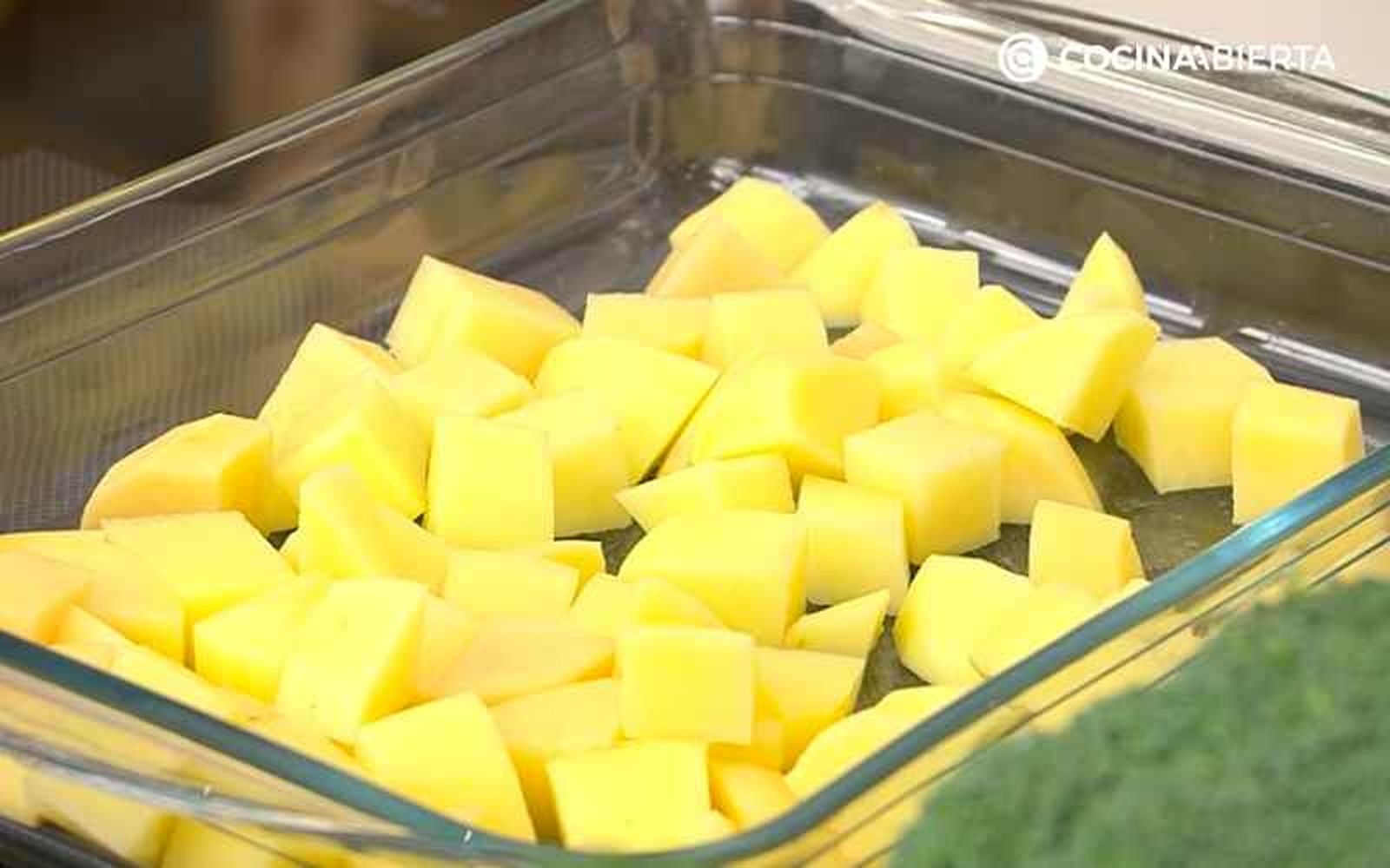 Sazona y hornea las patatas