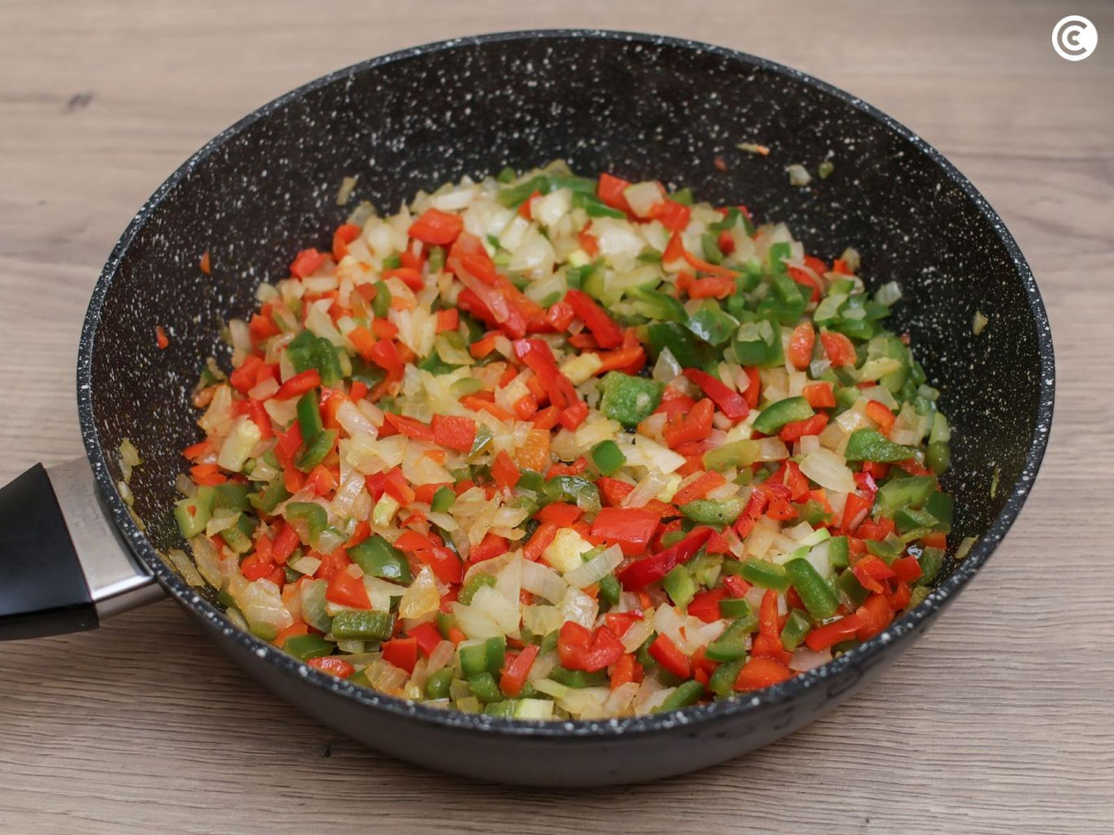 Pochar las verduras para hacer pisto