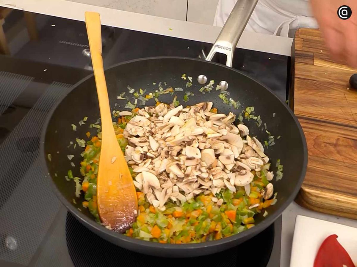 Rehoga las hortalizas con los champiñones