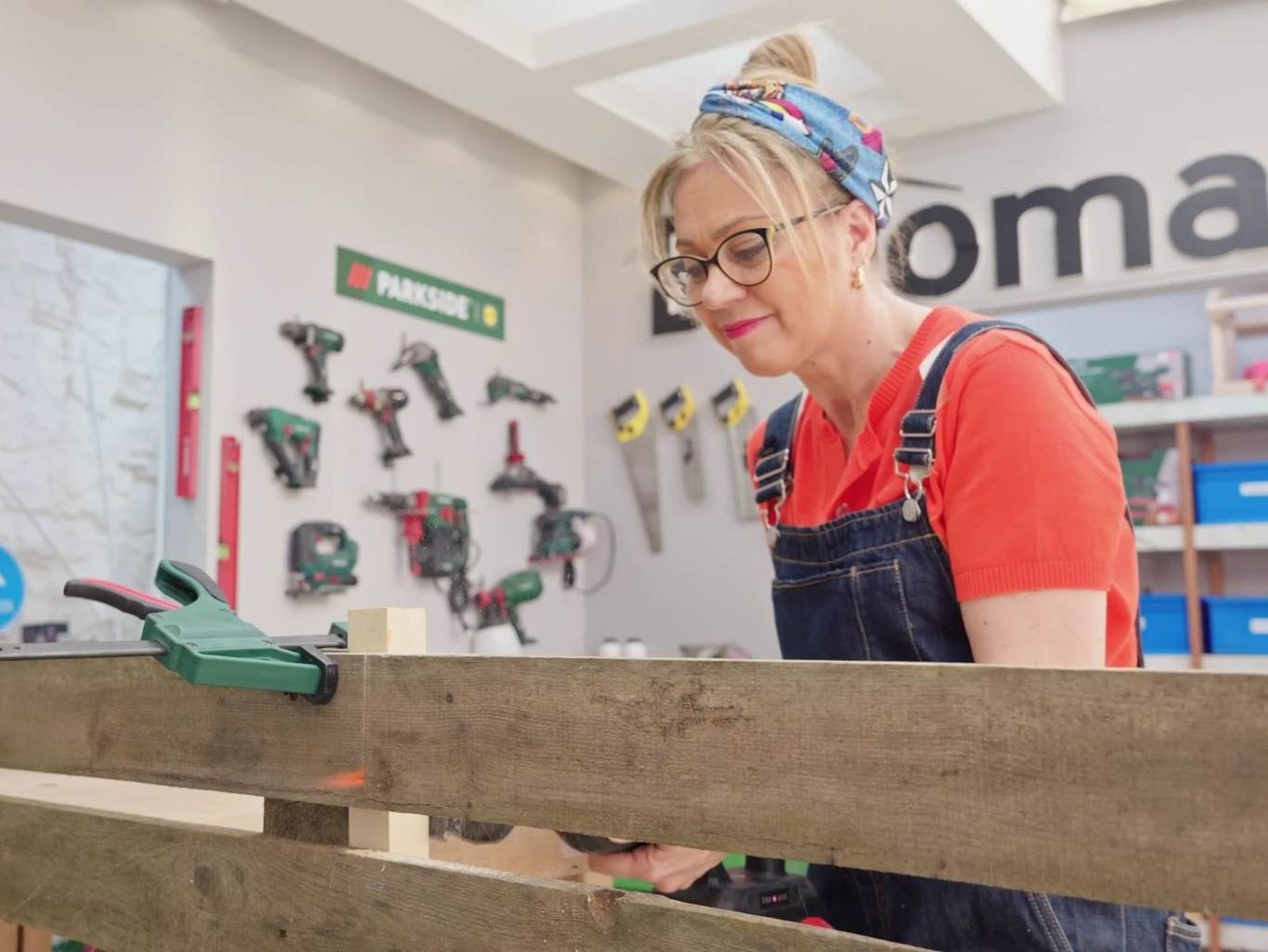 Cortar las piezas que formarán la barra de bar