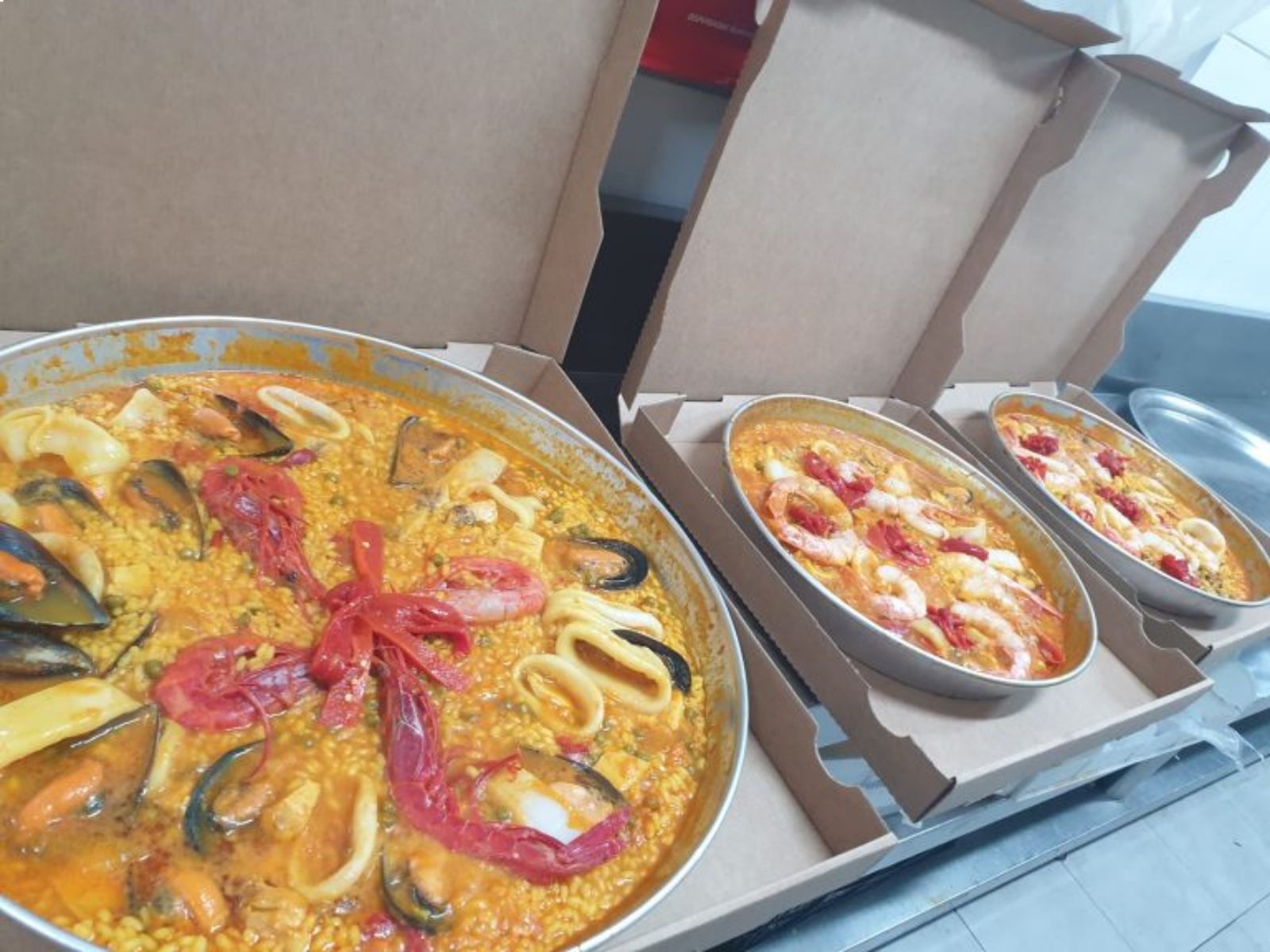 La paella también se adapta a los nuevos tiempos: del fuego de leña al delivery. La paella también se adapta a los nuevos tiempos: del fuego de leña al delivery.