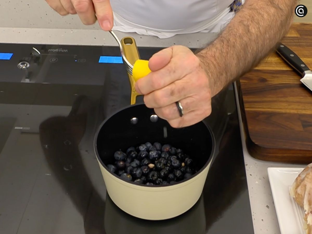 Haz una salsa de arándanos con miel y el zumo de limón