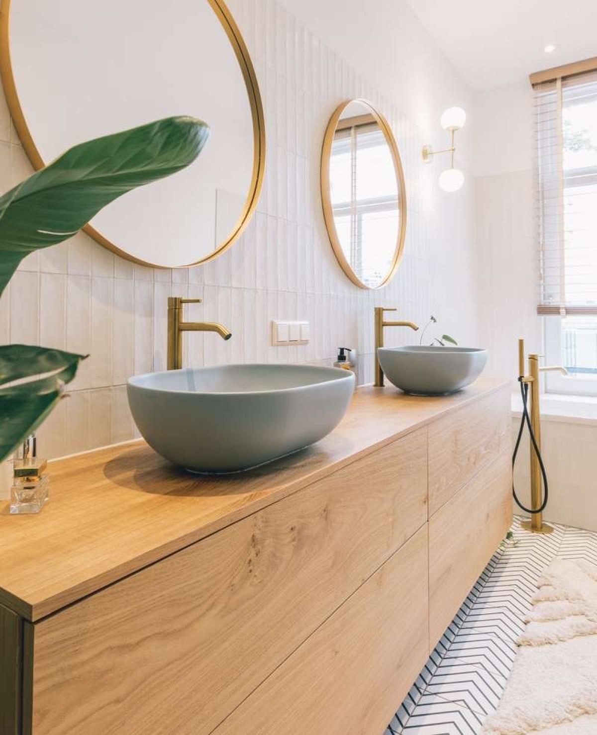 Baño de estilo nórdico con azulejos cerámicos y lavabos.