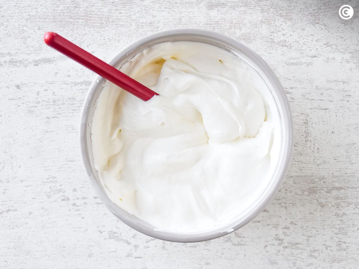 Mezclar el queso con la nata para hacer un mousse cremoso