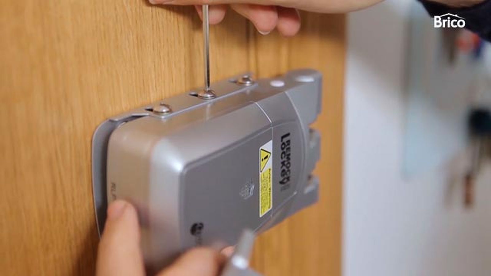 Instalar cerradura de seguridad invisible paso 4 Instalar cerradura de seguridad invisible paso 4