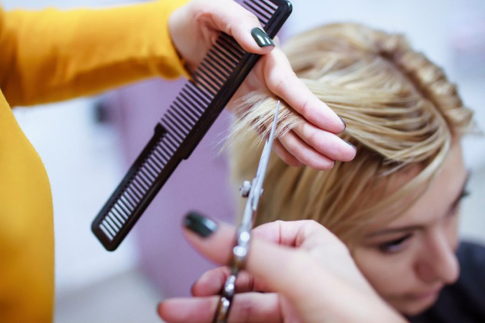 Sanear el cabello cortando las puntas