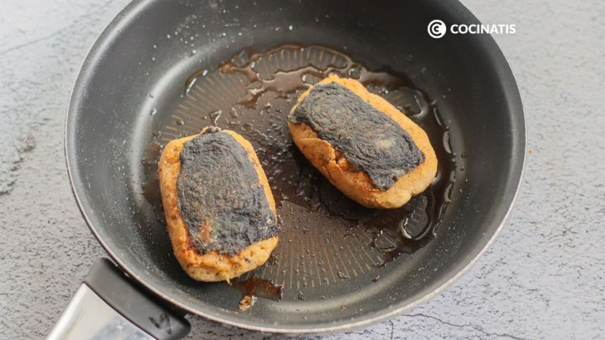 Doramos la merluza vegana en la sartén