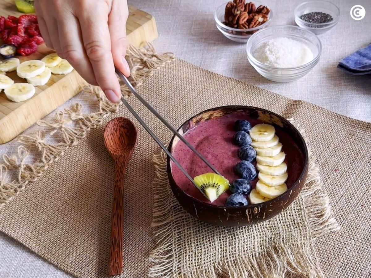 Decorar el açaí bowl con las frutas