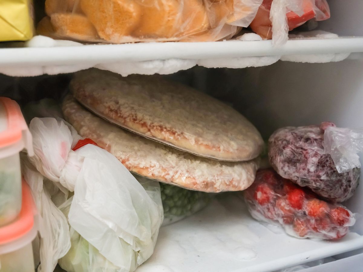 Sobrecargar el congelador dificulta la circulación del aire frío y acelera la aparición de escarcha.